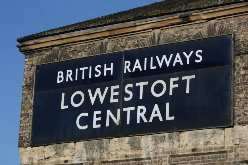 File:Lowestoft Central sign straightened.jpg
